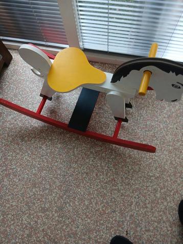 Houten Hobbelpaard - Klassiek Speelgoed beschikbaar voor biedingen