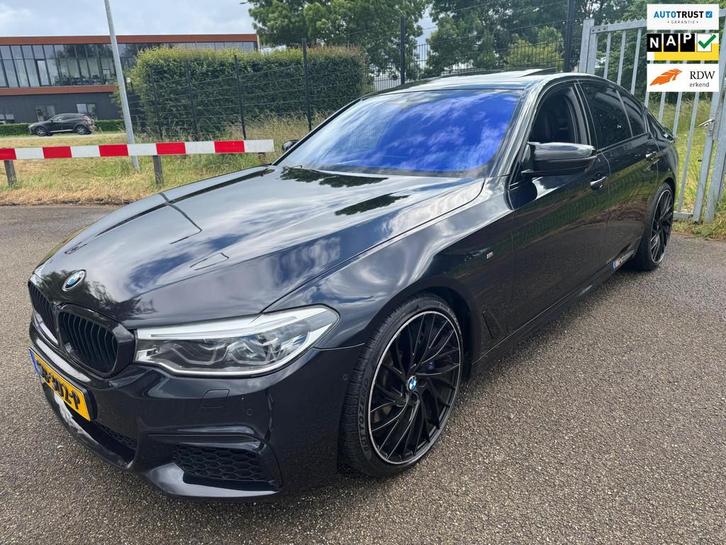 BMW 5-serie M550i xDrive High Exe 550PK B&O Performance Pack, Auto's, BMW, Bedrijf, Te koop, 5-Serie, 360° camera, 4x4, ABS, Achteruitrijcamera