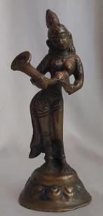 Hindoeïstisch bronzen beeldje - Vrouw met hoorn, Antiek en Kunst, Antiek | Koper en Brons, Ophalen of Verzenden