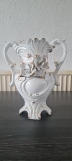 Witte sier vaas met gouden details, Huis en Inrichting, Woonaccessoires | Vazen, 50 tot 75 cm, Wit, Aardewerk of Porselein, Ophalen of Verzenden