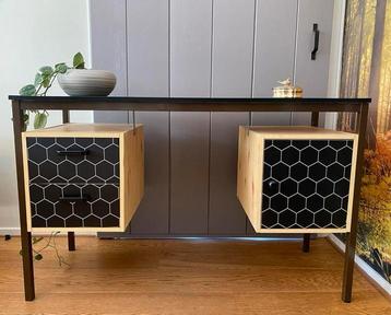 Stevig vintage bureau met hexagon design beschikbaar voor biedingen