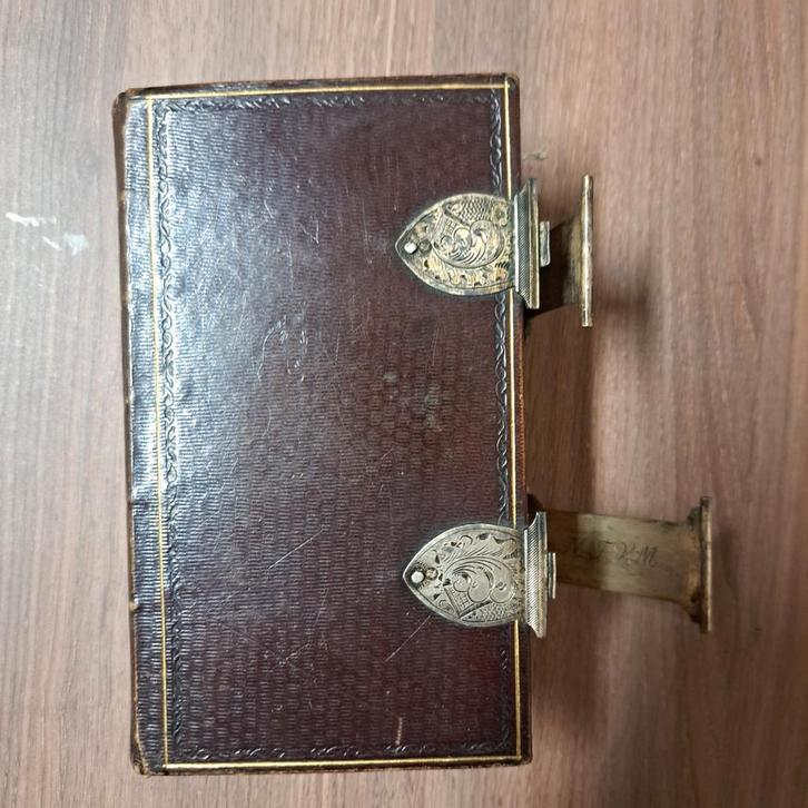 Oud antiek Bijbeltje 1853 met 2 zilveren sloten, Antiek en Kunst, Antiek | Boeken en Bijbels, Ophalen of Verzenden