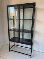 Zwart metalen vitrinekastje, Ophalen, 50 tot 100 cm, Zo goed als nieuw, Metaal