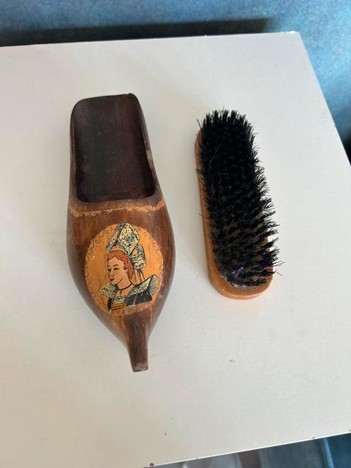 Vintage houten klomp met borstel – Perros-Guirec (Bretagne), Antiek en Kunst, Curiosa en Brocante, Ophalen of Verzenden