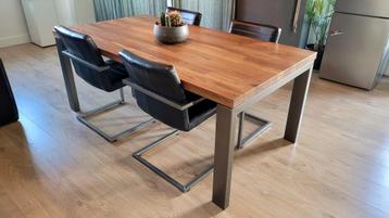 Massief houten eettafel  beschikbaar voor biedingen