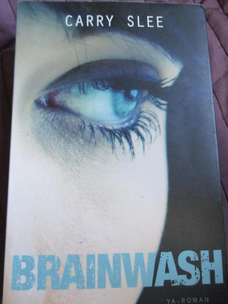 Carry Slee "Brainwash"., Boeken, Romans, Zo goed als nieuw, Nederland, Ophalen of Verzenden