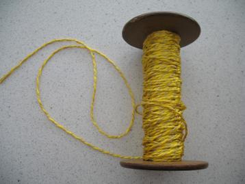 Houten Klos + 20 M. Geel Touw Goud Accent  Set van 2 Vintage beschikbaar voor biedingen