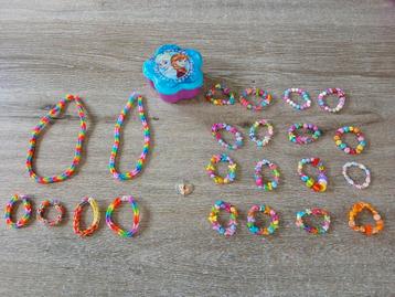 Zelfgemaakte sieraden in Frozenbakje beschikbaar voor biedingen