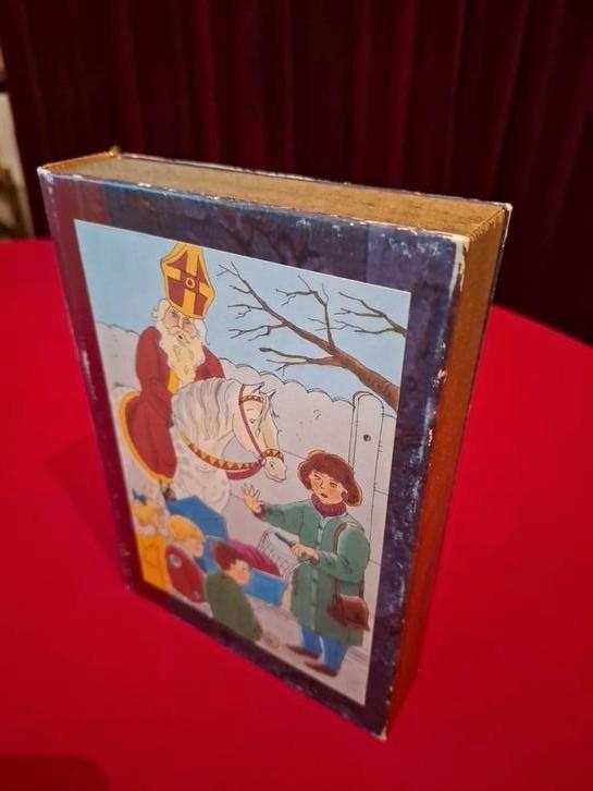 Oud Sinterklaas Sint Nicolaas boek/doos surprise., Diversen, Sinterklaas, Gebruikt, Ophalen of Verzenden