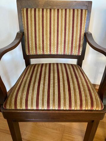 2 Antieke stoelen beschikbaar voor biedingen
