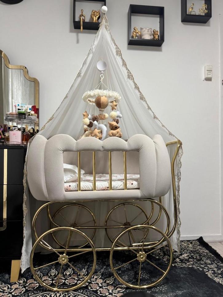 Luxe Wieg met Gouden Onderstel, Kinderen en Baby's, Babywiegjes en Ledikanten, Zo goed als nieuw, Wieg, Ophalen of Verzenden