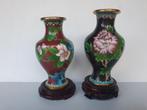 Chinees cloisonne vaasjes op hocker - 13 cm hoog, Antiek en Kunst, Ophalen of Verzenden