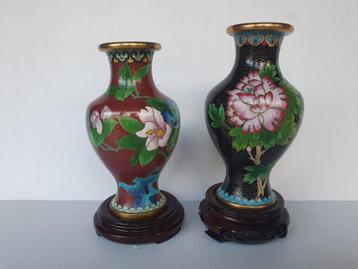 Chinees cloisonne vaasjes op hocker - 13 cm hoog beschikbaar voor biedingen