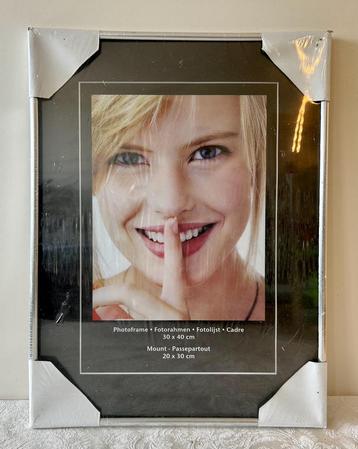 Twee lijsten met glas nieuw beschikbaar voor biedingen