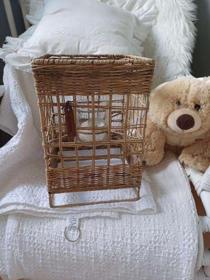 Riviera maison rattan windlicht, Huis en Inrichting, Woonaccessoires | Kandelaars en Kaarsen, Zo goed als nieuw, Overige materialen