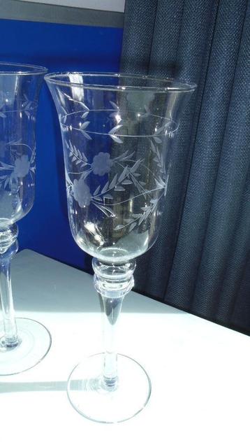2 mooi gegraveerde vazen op voet  33 cm hoog beschikbaar voor biedingen