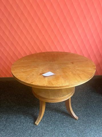 Vintage tafel rond beschikbaar voor biedingen