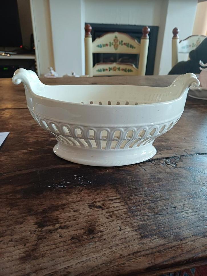 Mandje met schotel (brood - eieren etc) creamware, Diversen, Pasen, Ophalen of Verzenden