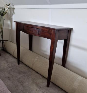 Mooi sidetable beschikbaar voor biedingen