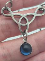 Zilverkleurige Keltische Ketting met Blauwe Steen, Overige materialen, Gebruikt, Verzenden, Met edelsteen