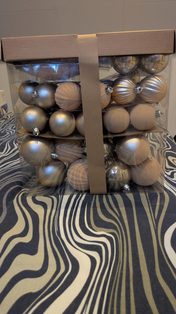 Goud/creme kerstballen - Nieuw in doos, Diversen, Kerst, Nieuw, Ophalen of Verzenden