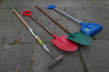 Tuingereedschap voor een kind beschikbaar voor biedingen