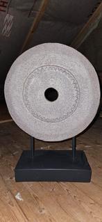 Decoratieve molensteen op standaard, Ophalen, Gebruikt