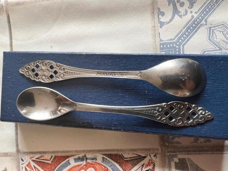 twee metalen lepeltjes met ajour motief Pako, Antiek en Kunst, Antiek | Bestek, Ophalen of Verzenden