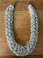 HALSKETTING MET WITTE/ GOUDKLEURIGE KRAALTJES -CHROOM SLUIT, Ophalen of Verzenden, Zo goed als nieuw, Wit, Overige materialen