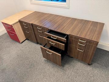 Bureau rolkastjes beschikbaar voor biedingen