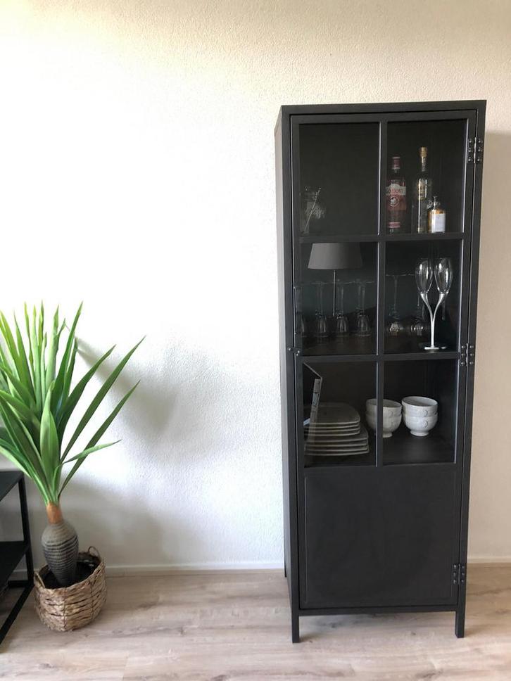 Stijlvolle zwarte vitrinekast, Huis en Inrichting, Kasten | Dressoirs, Zo goed als nieuw, 50 tot 100 cm, 25 tot 50 cm, Met deur(en)