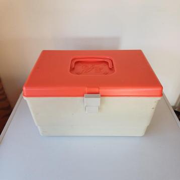 Vintage naaidoos - goed gevuld beschikbaar voor biedingen