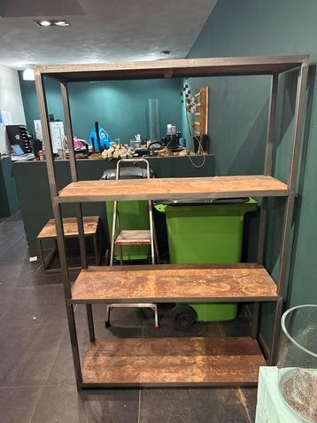 Houten en stalen wandkast