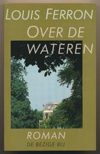 Louis Ferron - Over de wateren [712], Boeken, Gelezen, Ophalen of Verzenden, Nederland, Louis Ferron