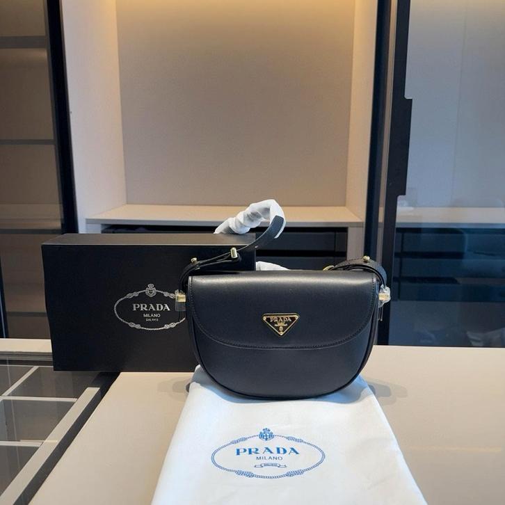 Prada zwarte schoudertas, Sieraden, Tassen en Uiterlijk, Tassen | Schoudertassen, Zo goed als nieuw, Overige merken, Zwart, Leer