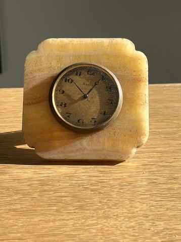 Ca1930 Art Deco klokje 8 days Swiss Made gele onyx tafelklok beschikbaar voor biedingen