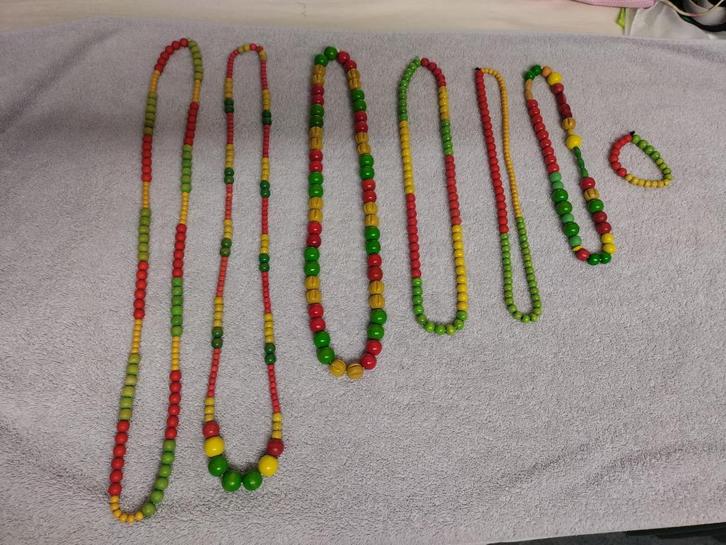 Div houten kralen halskettingen + armband in rood geel groen, Kleding | Dames, Carnavalskleding en Feestkleding, Nieuw, Accessoires