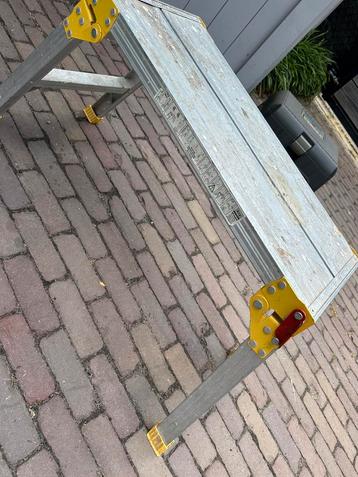 Werkbankje werkplatform opstap trap beschikbaar voor biedingen