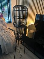 Mooie zwarte rotan staande lamp, Huis en Inrichting, Ophalen, Zo goed als nieuw