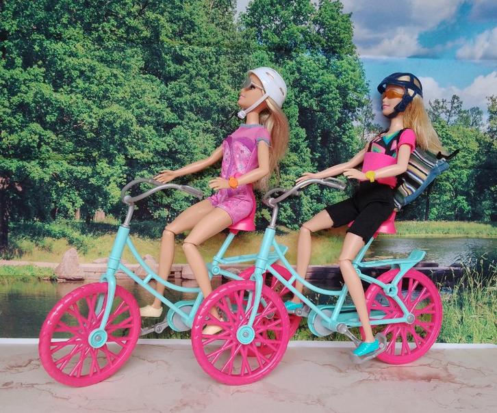 BA80 Barbie op de fiets met 2 barbies, Verzamelen, Poppen, Gebruikt, Overige typen, Ophalen of Verzenden
