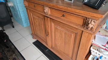Prachtige Antieke Kast met Snijwerk beschikbaar voor biedingen