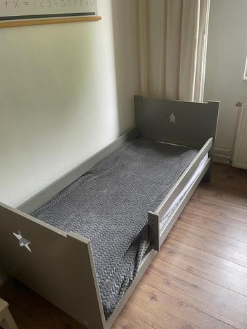 Kinderbed met matras en lattenbodem en kast beschikbaar voor biedingen