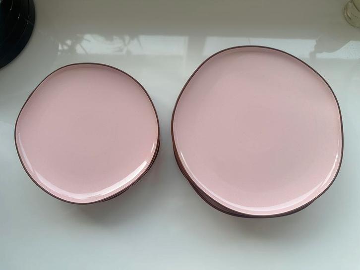 Roze servies set – 22 & 27 cm borden SKLUM, Huis en Inrichting, Keuken | Servies, Zo goed als nieuw, Bord(en), Overige stijlen