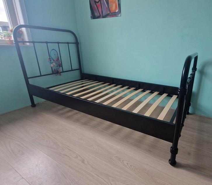 Zwart metalen bedframe - 200x90 eenpersoons bed, Huis en Inrichting, Slaapkamer | Bedden, Zo goed als nieuw, Eenpersoons, 90 cm