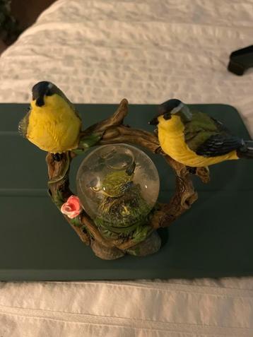Sneeuwbol met Vogels beschikbaar voor biedingen