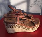 Tamaris leren sandaltjes sleehak, Tamaris, Beige, Zo goed als nieuw, Sandalen of Muiltjes