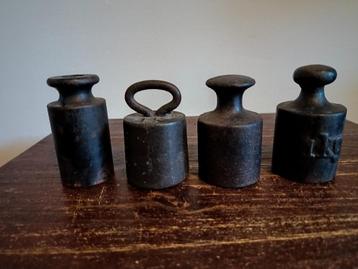 Vier keer antiek gewicht 1 kg beschikbaar voor biedingen