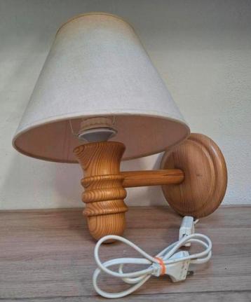 Blank gelakte houten vintage wandlamp. Jaren 70. beschikbaar voor biedingen