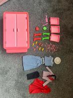 Mattel originele Barbie kast uit 1977 met spiegel en kleding, Ophalen of Verzenden