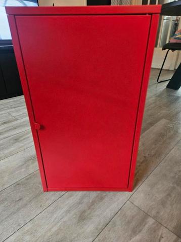 Rode lockerkast beschikbaar voor biedingen